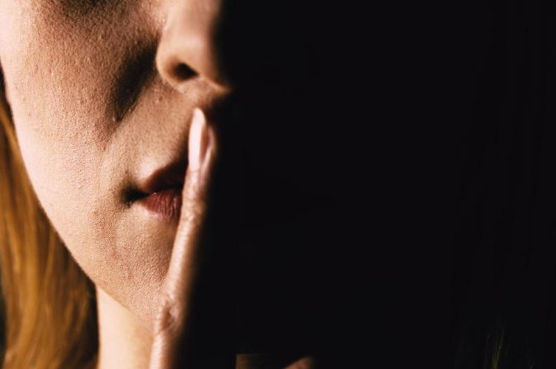 "Pst!" - 7 skrivnosti, o katerih ne govorite drugim (foto: shutterstock)