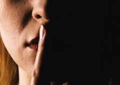 8 skrivnosti, o katerih morda raje ne govorite drugim – ker vam lahko nehote škodijo