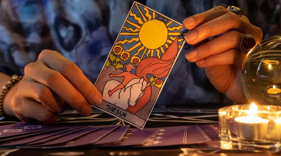 Vpogled v TAROT: Kakšne so energije tega tedna? (foto: shutterstock)