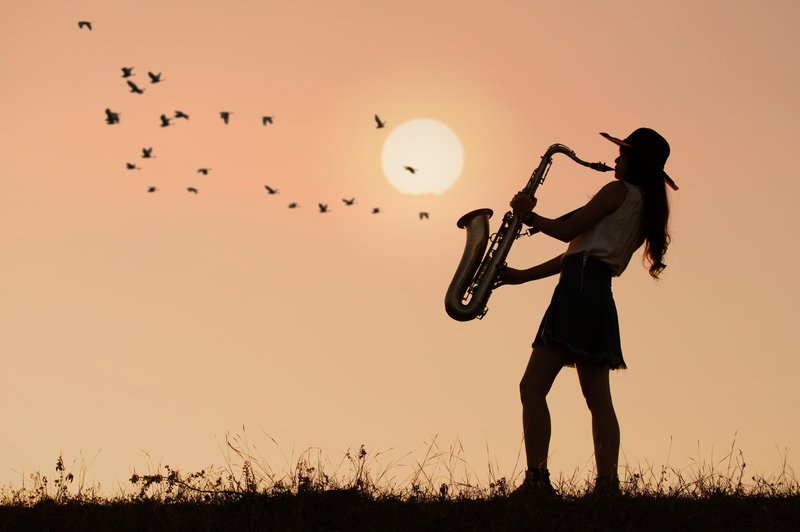 ženska igra saksofon, luna in ptice (foto: shutterstock)