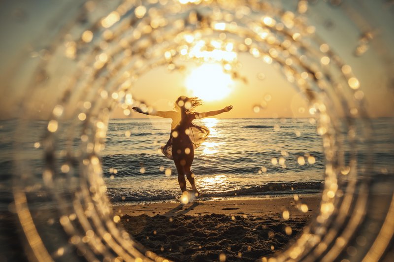 ženska pleše na plaži, spirala vode (foto: shutterstock)