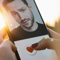 Ali lahko na Tinderju najdemo pravo ljubezen? Odgovarja svetovalec za odnose