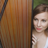 Janja Brlec z novim singlom 'Vse, kar vredno je' osvaja z nežnostjo in intimnostjo, prisluhnite!