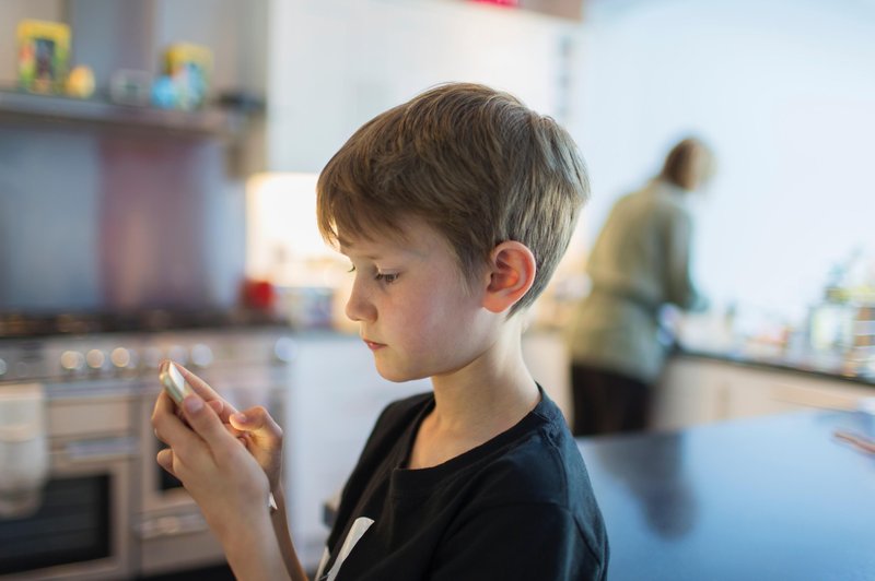 Čas, preživet ob mobitelu, na otroka učinkuje enako, kakor če bi užival kokain (foto: profimedia)