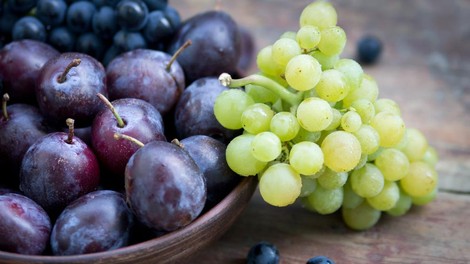 Presežene vrednosti pesticidov v slivah iz Moldavije in grozdju iz Makedonije