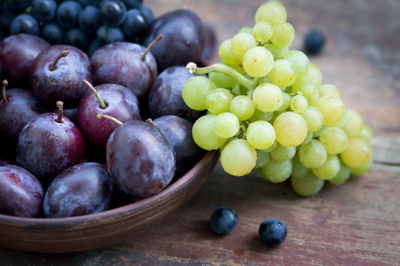Presežene vrednosti pesticidov v slivah iz Moldavije in grozdju iz Makedonije (foto: shuttersotck)