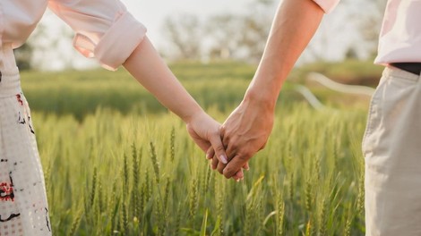 To, kako se s partnerjem držita za roke, veliko razkriva o vajinem odnosu