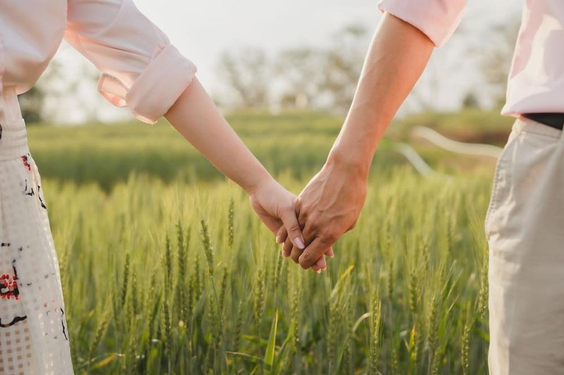 To, kako se s partnerjem držita za roke, veliko razkriva o vajinem odnosu (foto: shuttersotck)