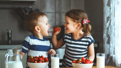 Otroška hrana je izum živilske industrije – otroci naj jedo tisto, kar jeste vi