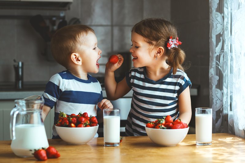 Otroška hrana je izum živilske industrije – otroci naj jedo tisto, kar jeste vi (foto: Shutterstock)
