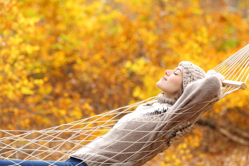 ženska v viseči mreži, jesenski gozd (foto: shutterstock)