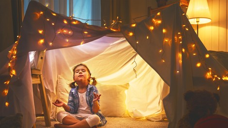 Če se vaš otrok težko umiri ali osredotoči, mu pokažite to prisrčno vajo