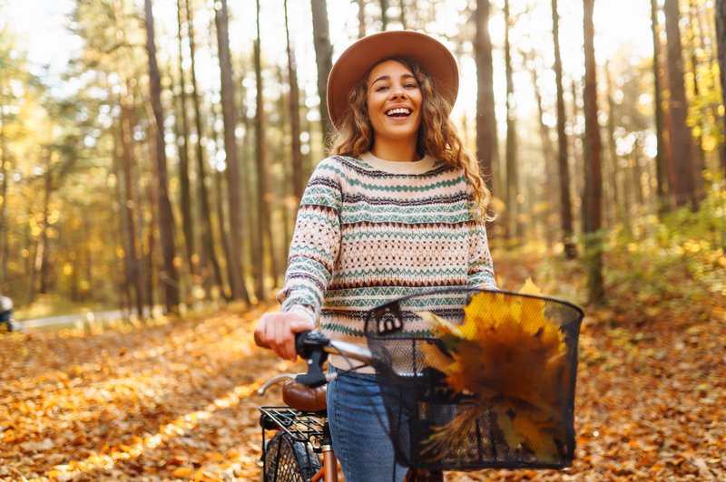 ženska na kolesu v naravi, ob gozdu (foto: shutterstock)