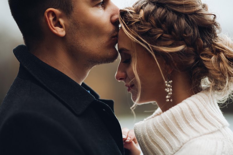 moški poljubi žensko na čelo (foto: shutterstock)