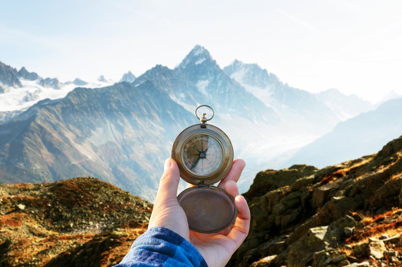 Če se znajdemo v divjini in nimamo kompasa, ni razloga za skrb! Obstajajo načini, kako lahko s pomočjo sonca hitro ugotovimo smer pravega severa. (foto: Shutterstock)