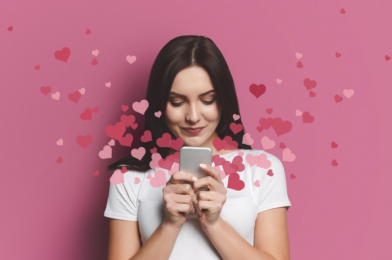 Zbrali smo najboljša igriva sporočila, ki jih lahko pošljete svoji simpatiji ali partnerju. (foto: Shutterstock)