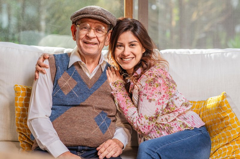 Danes delimo z vami nekaj nasvetom, kako lahko pomagate ostarelim staršem, ki živijo predaleč stran, da bi jih lahko obiskali vsak dan ali teden. (foto: Shutterstock)