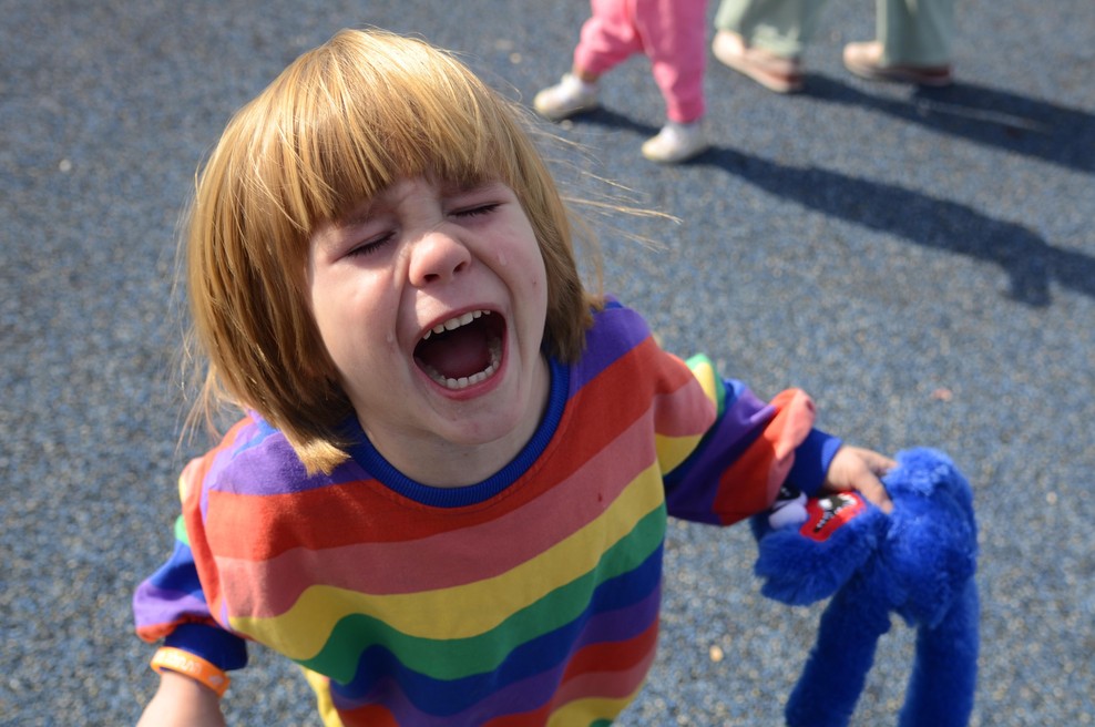 Tisti trenutki, ko se zdi, da se je otroku čisto »utrgalo« – je znak nečesa in samo nečesa: da otrok ne more obvladati čustvenih zahtev določene situacije. (foto: Shutterstock)
