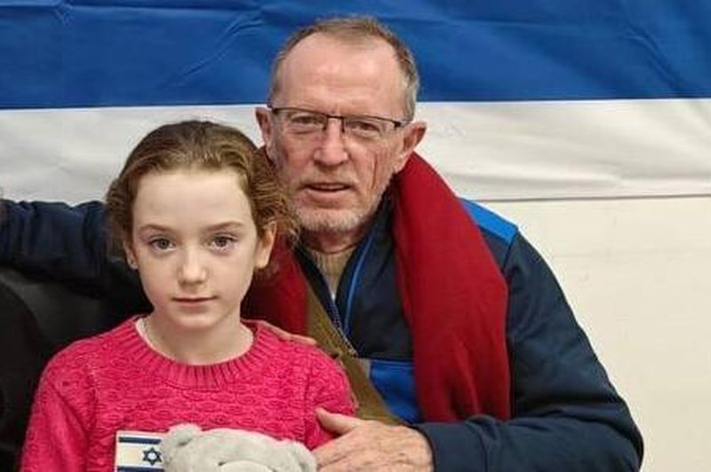 9-letna deklica, ki je doživela izjemno travmo v Gazi, zopet združena z očetom (foto: ynetnews.com)