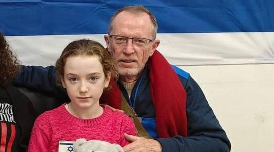 9-letna deklica, ki je doživela izjemno travmo v Gazi, zopet združena z očetom (foto: ynetnews.com)