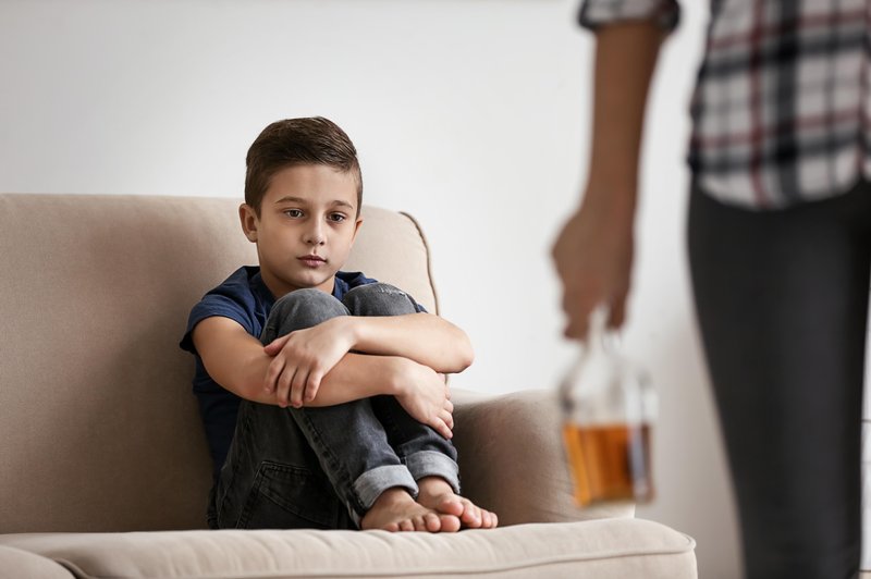 S kakšnimi težavami se spopadajo otroci alkoholikov? (foto: shutterstock)