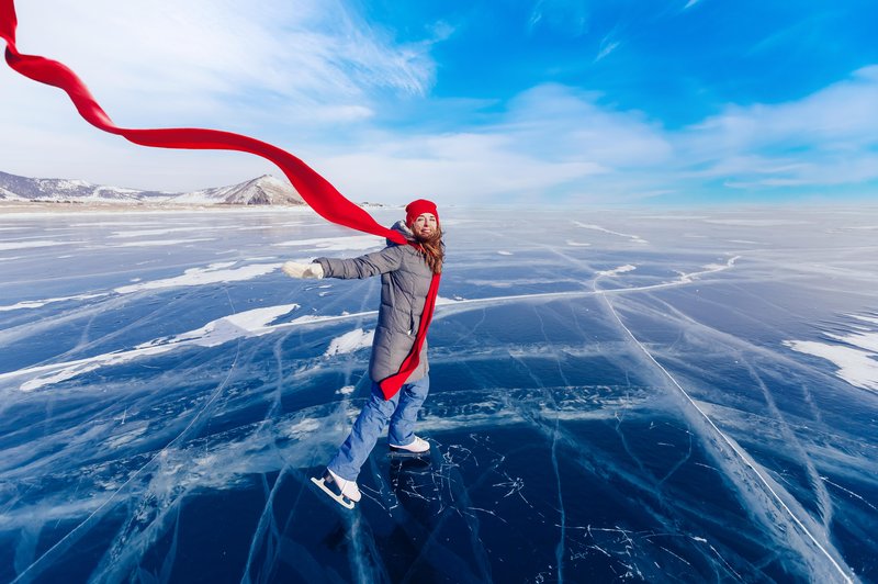 ženska na ledu z dolgim rdečim šalom (foto: shutterstock)
