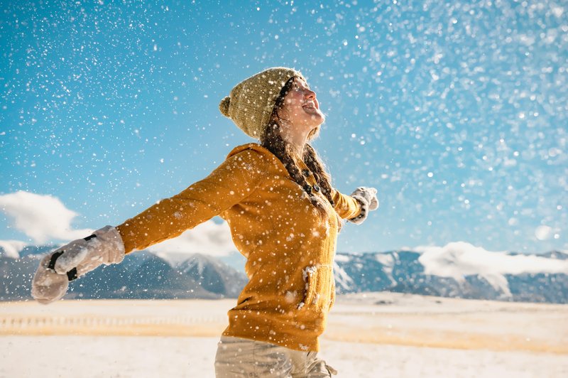 ženska uživa v snegu (foto: shutterstock)