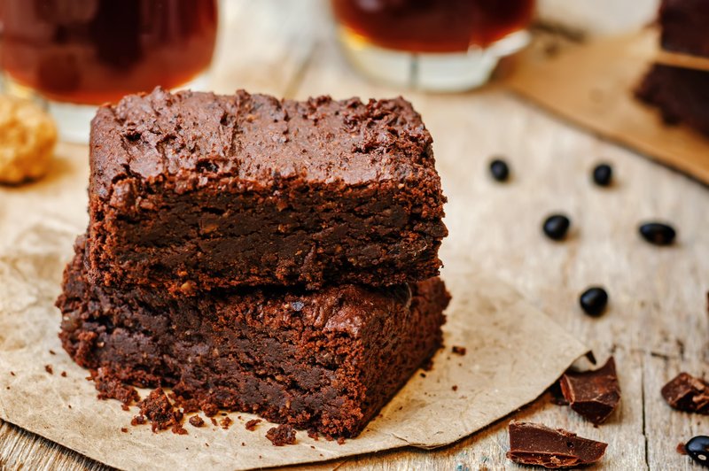 Pripravljeni po tem receptu so veliko bolj zdravi kot navadni brownieji, saj so narejeni iz črnega fižola, toda obljubimo vam, da fižola sploh ne boste okušali! In zagotovo bodo zadovoljili vsakršno željo po čokoladi. (foto: Shutterstock)