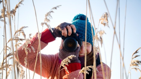 Ženska s fotoaparatom zima