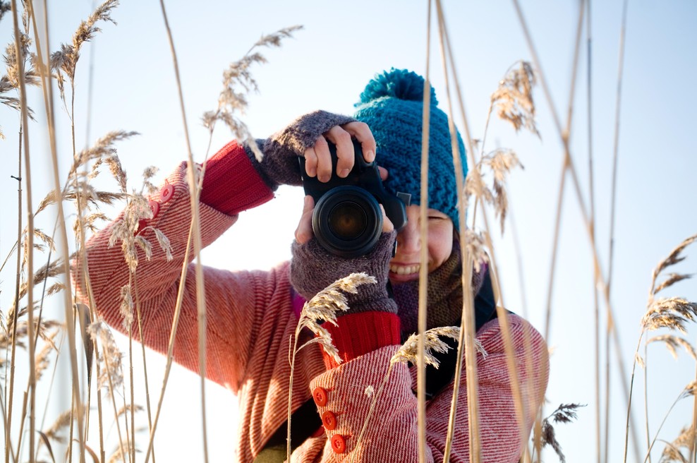Ženska s fotoaparatom zima (foto: shutterstock)