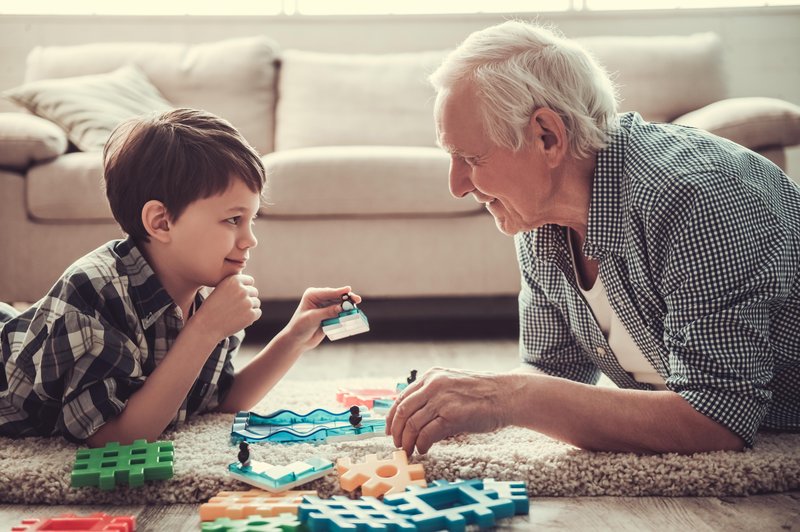 Včasih lahko nenamerni ali celo dobronamerni komentarji babice in dedka ustvarijo okolje, v katerem se vnuki počutijo nelagodno ali negotovo. (foto: Shutterstock)