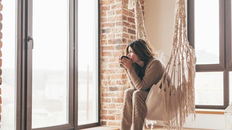 ženska na viseči mreži zima