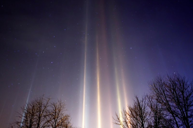 Kaj so svetlobni stebri, ki so jih včeraj videli na nebu nad Medvodami? (foto: shutterstock)