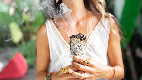 Žajbljevo kadilo: 11 pozitivnih učinkov čiščenja prostora z žajbljevim kadilom