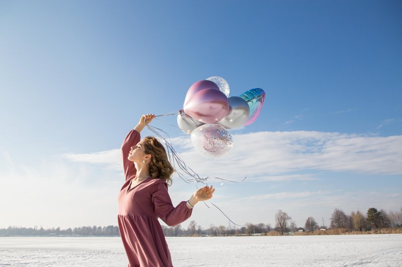 ženska z baloni februar (foto: shutterstock)