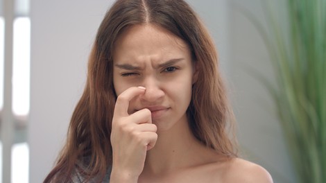 Vraževerje: Kaj pomeni, če vas srbi nos?