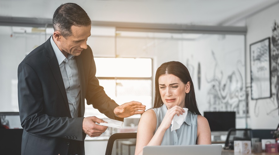 Če ste kdaj jokali v pisarni, veste, kako neprijetno je. Tukaj je nekaj nasvetov, kaj takrat narediti. (foto: Shutterstock)