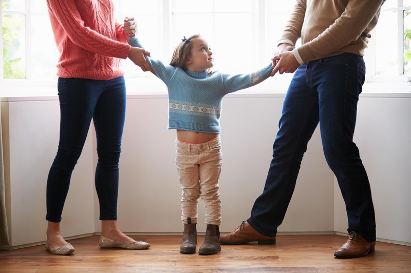 Eden največjih izzivov ločitve je pomagati otroku, da bo gladko prehajal med dvema različnima okoljema. (foto: Shutterstock)