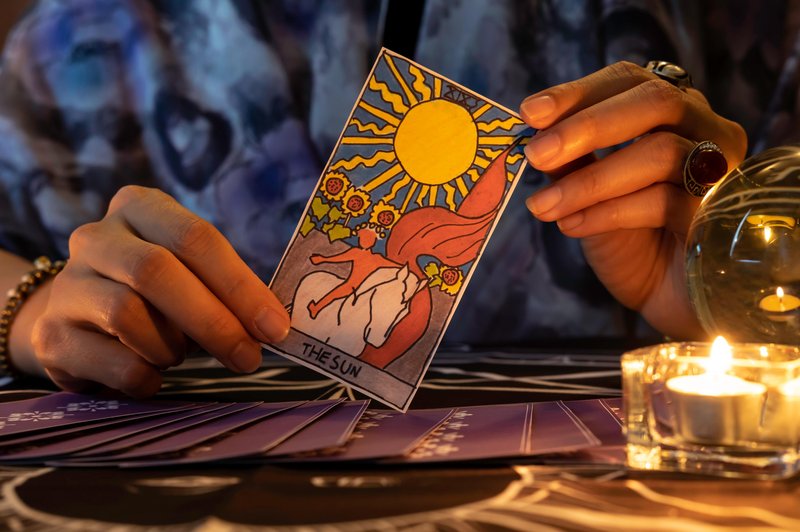 Tarot karte vsebujejo neskončno količino simbolizma – morda pa niste vedeli, da so močno povezane tudi z astrologijo, saj je vsako znamenje zodiaka povezano z določeno tarot karto. (foto: Shutterstock)