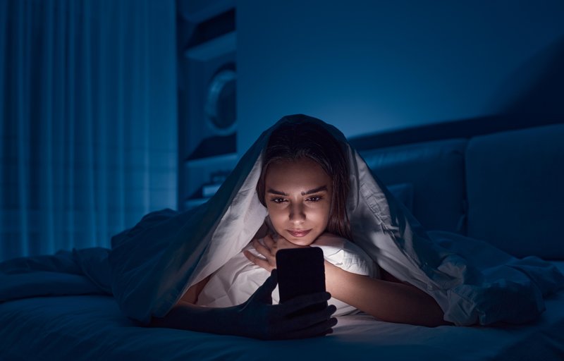 Kako vpliva na spanec, če imate med spanjem telefon na nočni omarici?