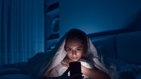 Kako vpliva na spanec, če imate med spanjem telefon na nočni omarici?