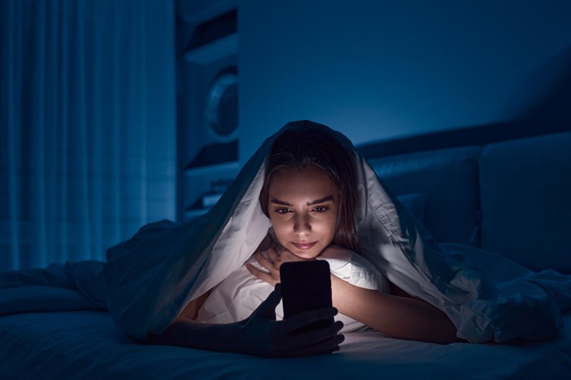 Kljub vsem pozitivnim stvarem, ki jih prinaša ta napravica, ko nežno počiva na vaši nočni omarici, obstaja veliko negativnih načinov, na katere vpliva na vaš spanec. (foto: Shutterstock)