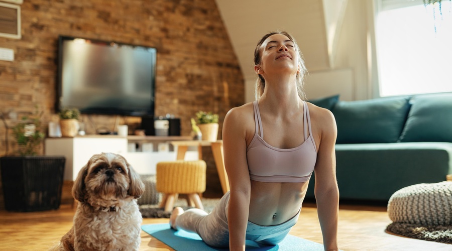 Položaj kobre, ali bhujangasana v sanskrtu, je klasičen jogijski položaj, ki prinaša izjemne koristi za telo in duha. (foto: Shutterstock)