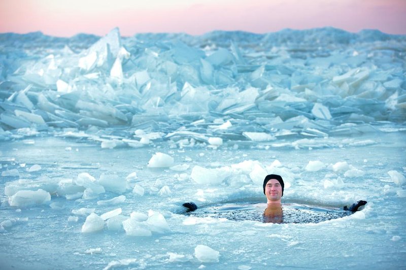 Kopanje v ledeni vodi je najslabša stvar, ki jo lahko naredite za svoje telo, če... (foto: shutterstock)