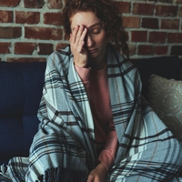 5 pogostih strategij spoprijemanja z anksioznostjo, ki jo dejansko še poslabšajo