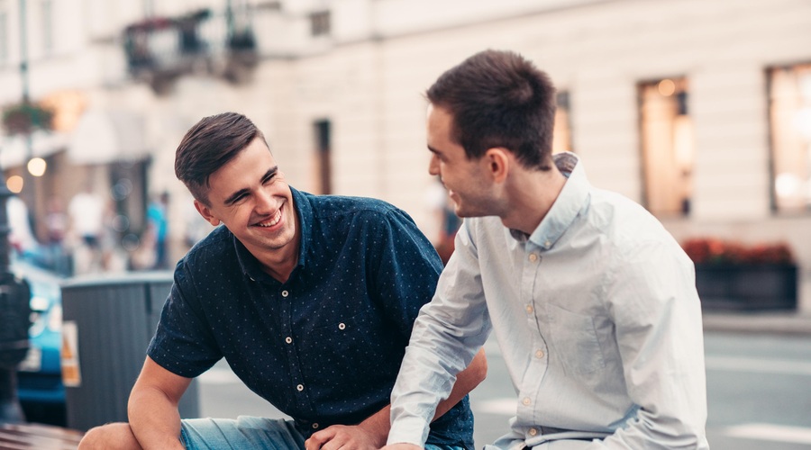 V večini primerov lahko mačistično tekmovalnost preženete z nečim tako preprostim, kot sta stisk roke in »Živjo«. (foto: Shutterstock)