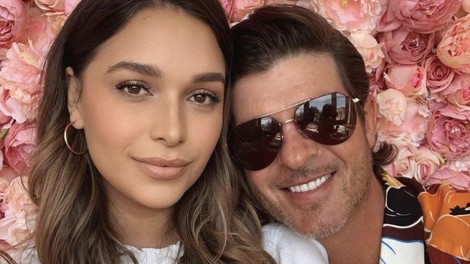 Moški in ženska se fotografirata.