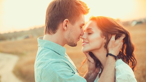 6 znakov, da vas moški resnično ljubi in je pravi za vas
