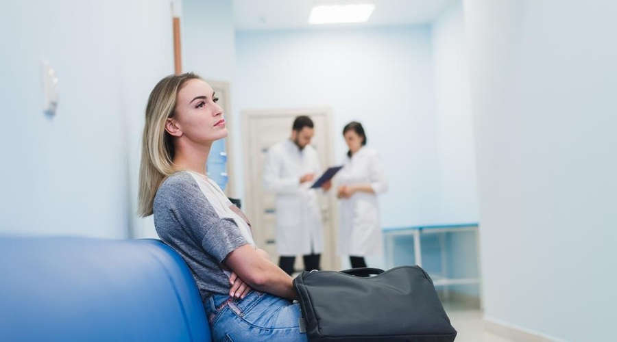 "Zakaj je ljudem v zdravstvu TAKO težko biti prijazen?" (Osebna izkušnja s pediatrične klinike) (foto: shutterstock)