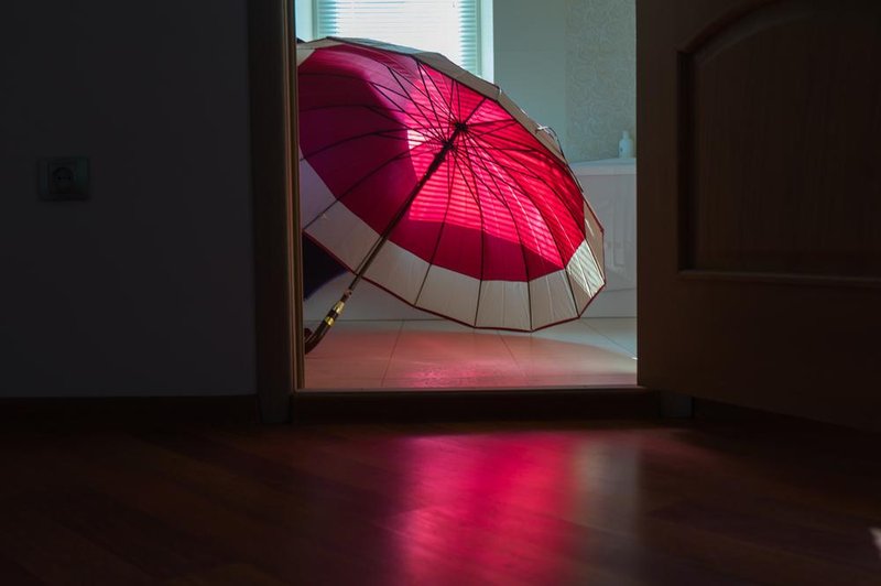 Zakaj NE SMETE odpreti dežnika v zaprtem prostoru? (foto: shutterstock)